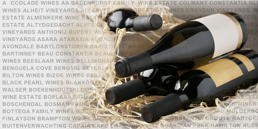 Weinflaschen liegen in einer Weinkiste mit Bast, umrahmt von Beschriftungen, die auf südafrikanische Weingüter verweisen