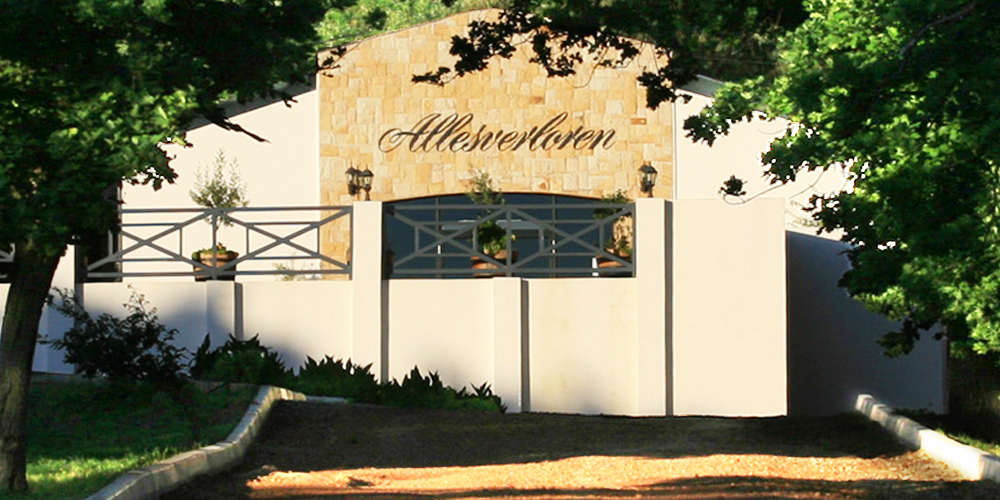 Blick auf den Eingangsbereich und die Gartenterrasse des Weingutes Allesverloren in der Region Swartland in Südafrika