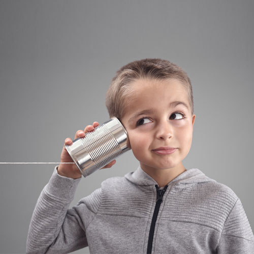 Ein Junge telefoniert spielerisch mit einer Blechdose, die am Faden hängt und weist auf guten Kundenservice beim Onlinekauf hin